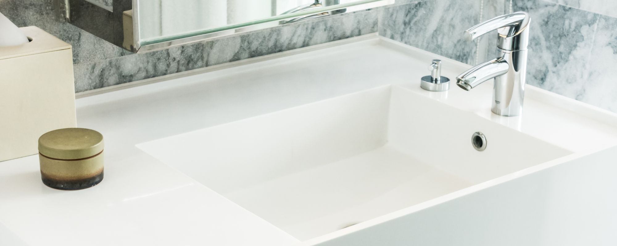 Waschbecken und Armaturen reinigen